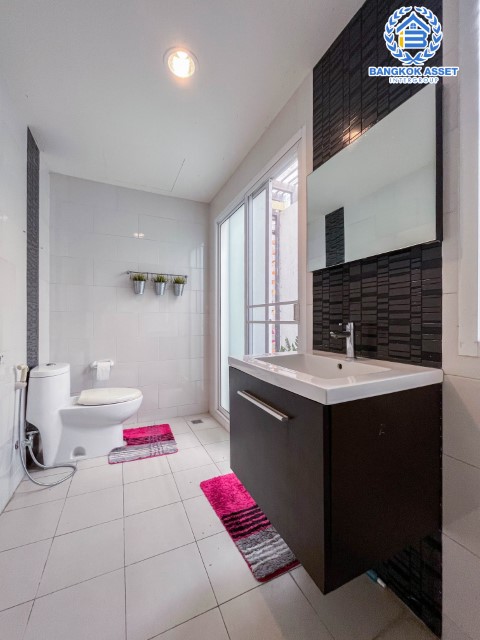 *****บ้านเดี่ยวมือสอง นนทบุรี ม.ดีซิโอ้ ราชพฤกษ์ หลังมุม เนื้อที่กว้างเกือบ 62 ตร.ว. ฟังก์ชัน 3 ห้องนอน 3 ห้องน้ำ ที่จอดรถ 2 คัน ภายในตกแต่งสวย ดูทันสมัย โครงการตั้งบนทำเลดี เชื่อมต่อทั้งถนนราชพฤกษ์, ถนนรัตนาธิเบศร์, ถนนชัยพฤกษ์, ถนนแจ้งวัฒนะ และรถไฟฟ้าสายสีม่วง "สถานีบางรักน้อยท่าอิฐ" และจุดขึ้นทางด่วน "งามวงศ์วาน"